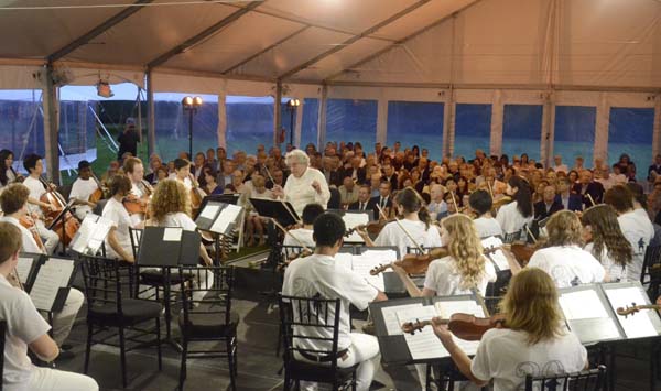  Itzhak Perlman and the Perlamn Music Programs students.  Photo by:  Annie Watt