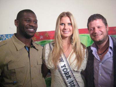 10-26-11 (L-R) (Back row) NY Jets LaDainian Tomlinson. Miss New York Amber Collins. Pop Artist Bermano at the unveiling of a painting by Bermano of the jersey worn by NY Jets LaDainian Tomlinson with his handprints at the opening reception for artist Bermano at POP! International Galleries. 473 West Broadway. Tuesday night 10-25-11