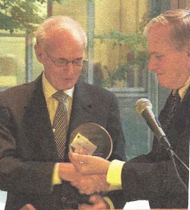 Joel Smilow presents Martin Kahn, ND, with NYU Langone Department of Medicine "Living Legend" award