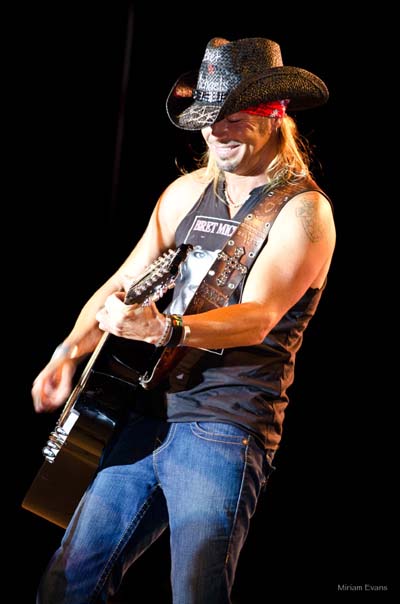 Bret rocks the stage at the JDRF Dallas 2012 Dream Gala