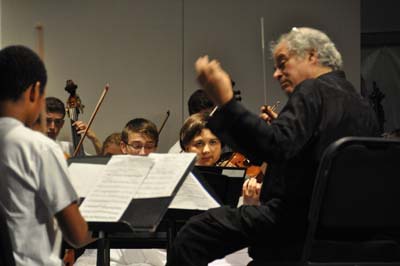 Maestro Itzhak Perlman conducting