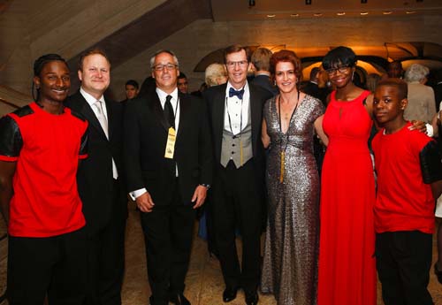 From left to right: Christopher Street (SVP/Development & Operations, All Stars Project), honorees David Gordon (Partner & Vice Chair, Latham & Watkins), Scott Hill (Managing Partner, Ernst & Young) and Gabrielle L. Kurlander (President & CEO, All Stars Project), with All Stars young people. Photo by:  Ronlad L. Glassman