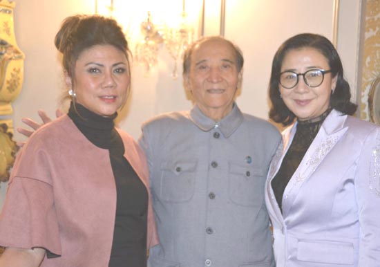 Journalist Yiling Li (in blue jacket) with her father Professor Guodong Li