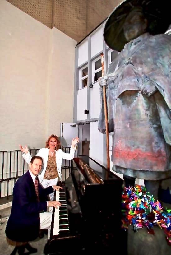 Judy Kuriansky with Russell Daisey 