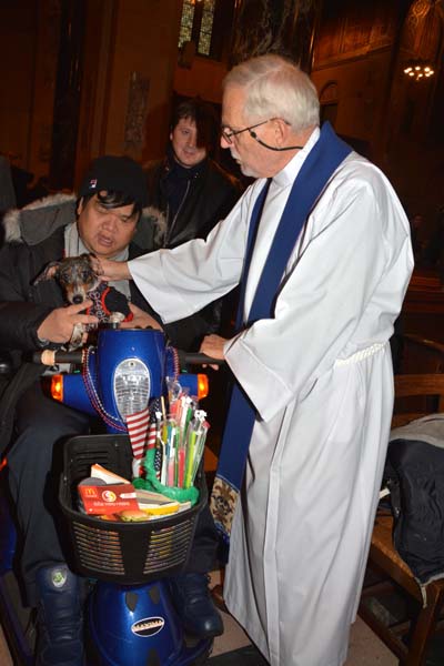 Pastor in Methodist Church Blessing Freddy Young's dog Francesca .  photo by:  rose billings