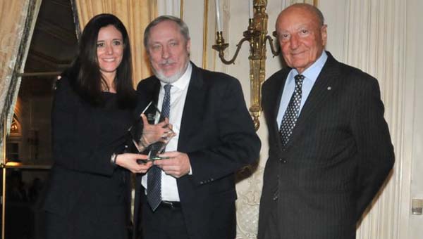  Consul Isabella Periotto and Lucio Caputo (Right) present the Wine Leader Award 